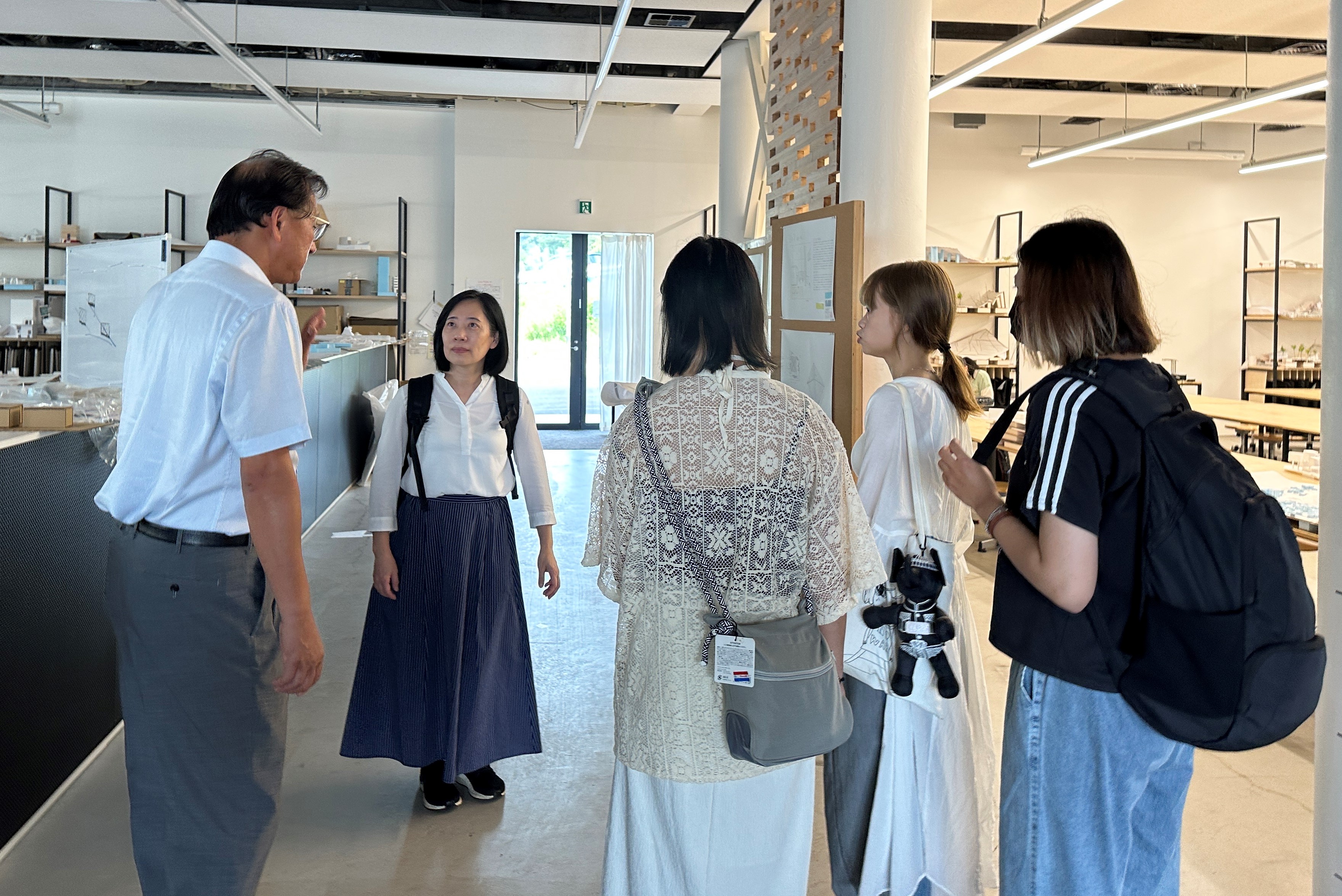 圖為日本靜岡理工科大學教務長朱寧(左1)，介紹建築系環境。
