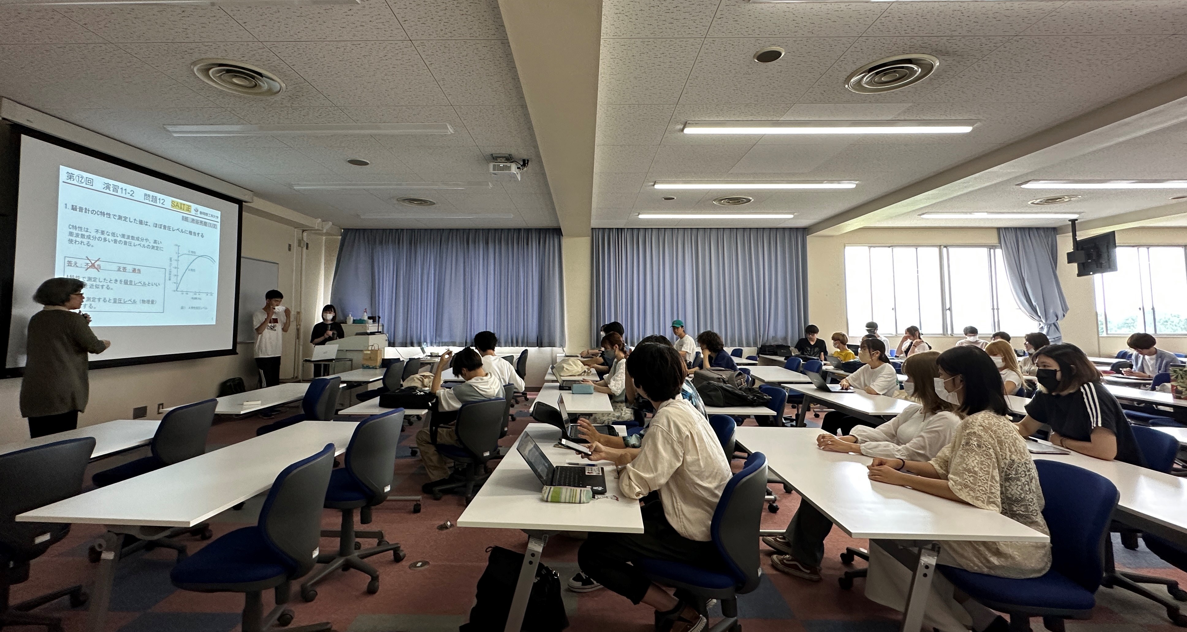 圖為亞大室設系同學，與日本靜岡理工科大學建築系同學一起上課。