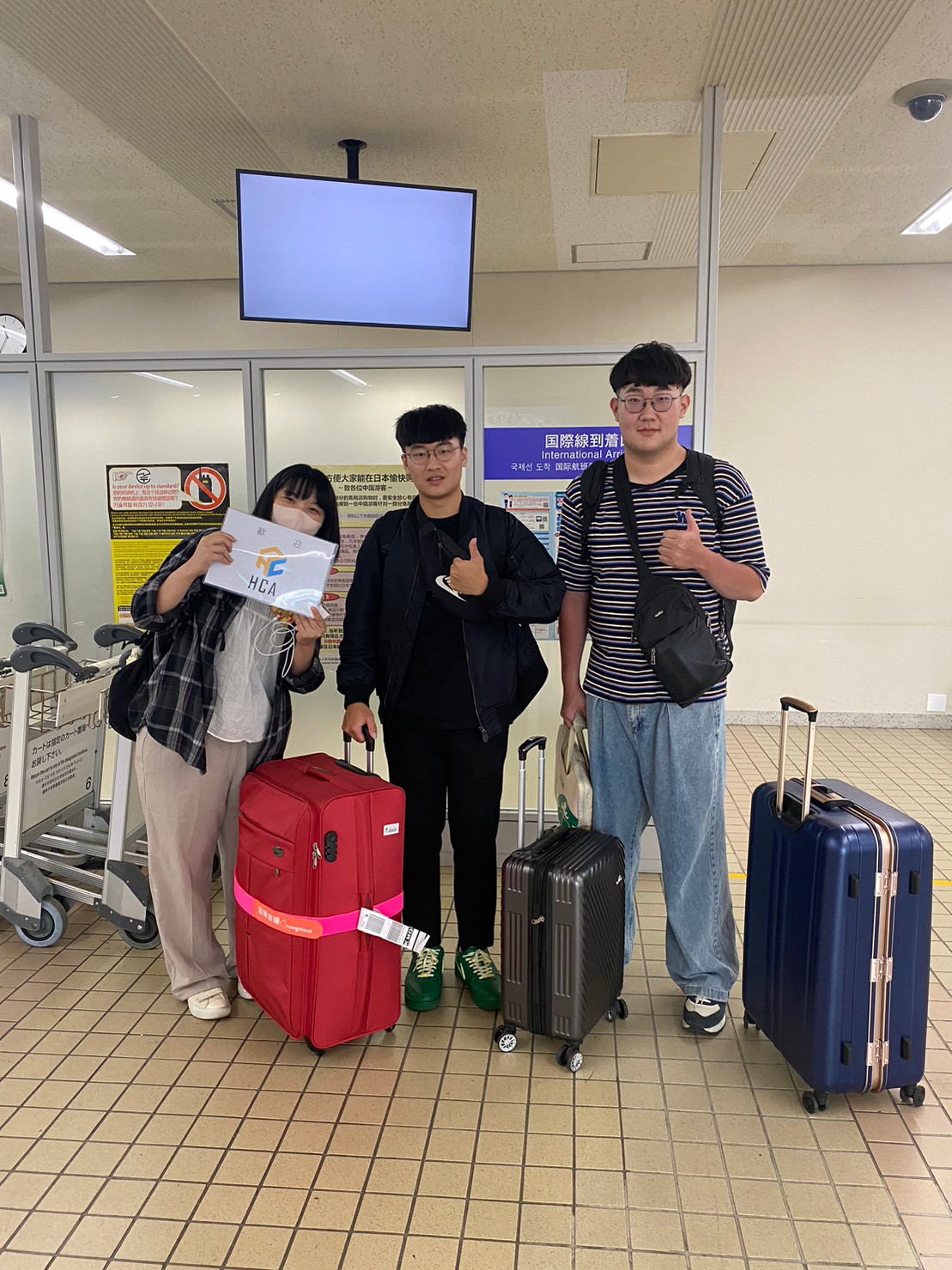圖為到日本福井美松飯店實習的亞大休憩系同學，在日本大阪國際機場與飯店接機人員(左1)合影。