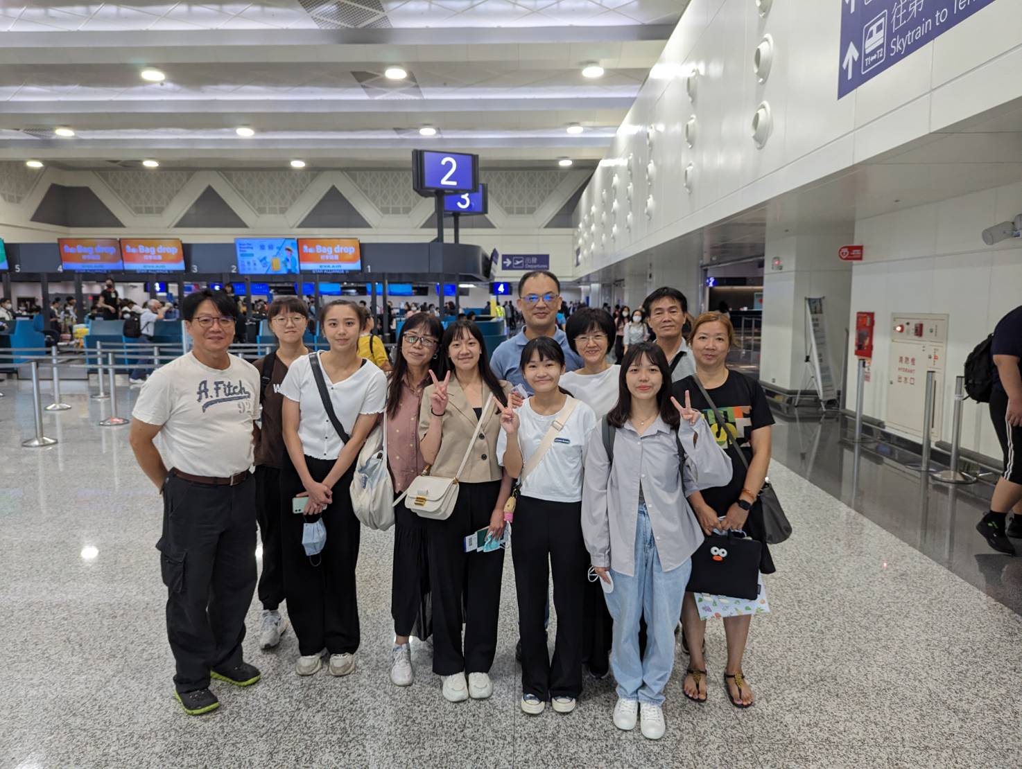 圖為亞大休憩系老師陳崇昊(左1)，在桃園國際機場與赴日本北海道實習同學、送機家長合影。