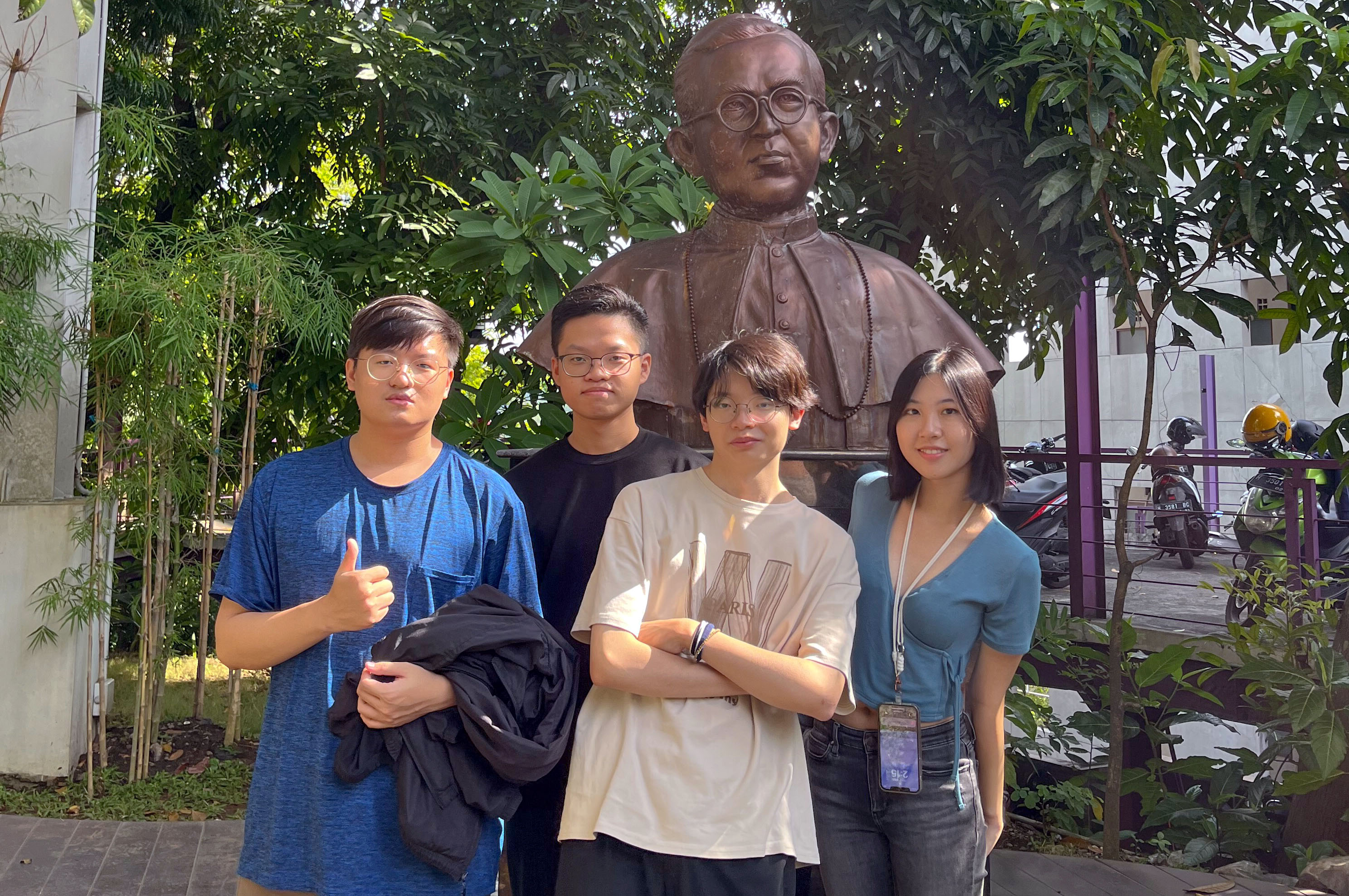 图为亚大商设4位同学，到印尼三宝垄天主教总督大学实习。
