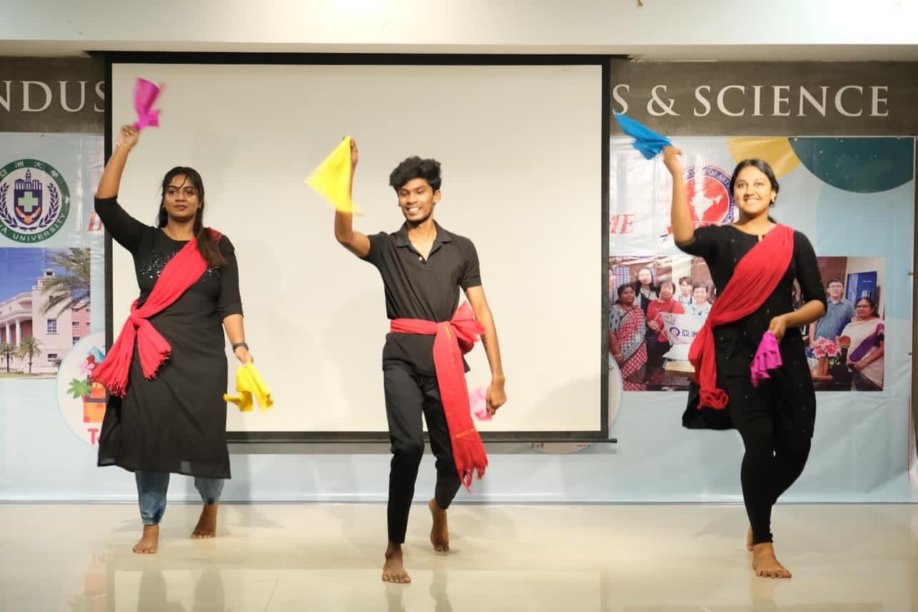 圖為印度大學生表演傳統舞蹈，歡迎亞大社工系師生。