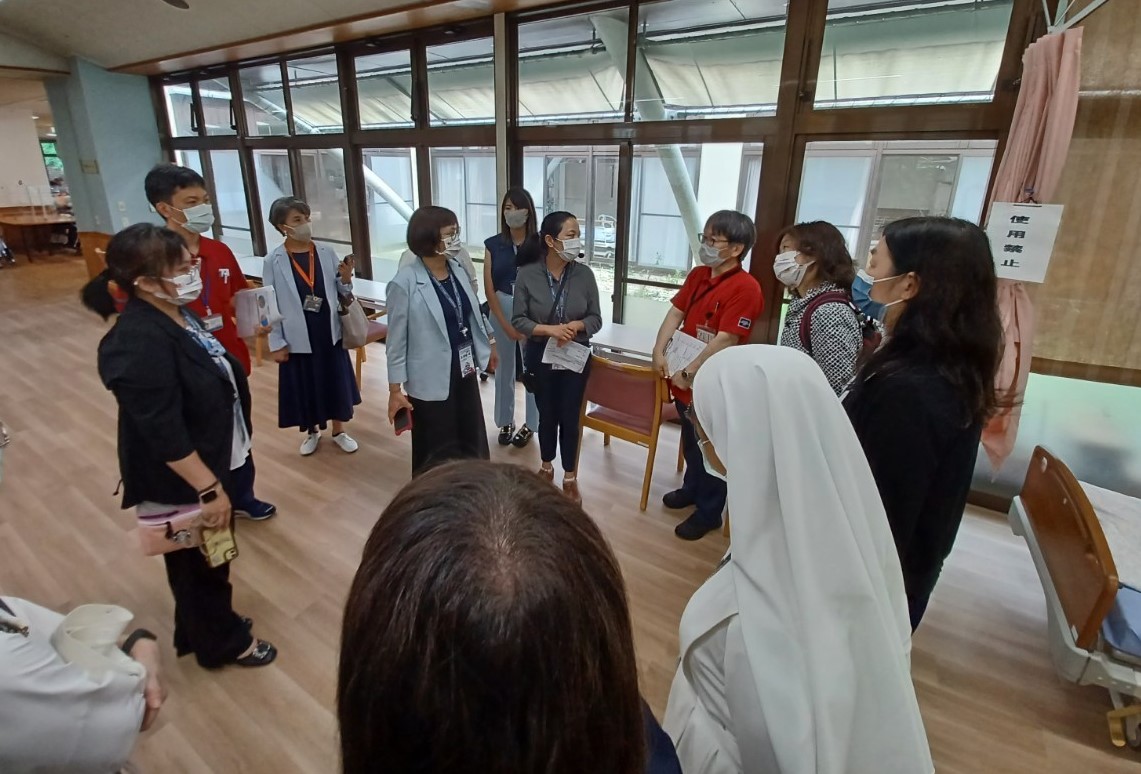 圖為亞大高齡失智友善USR計畫團隊，參訪日本九州「清雅苑」、「熊本機能醫院」設施。