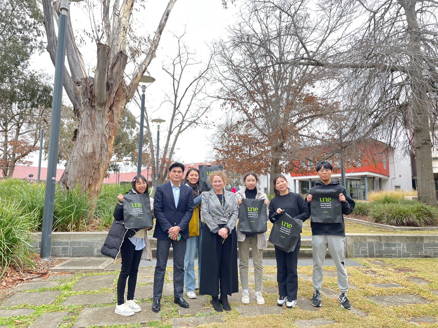 圖為澳洲新英格蘭大學國際長Ms Ingrid Elliston(左4)、George Chen教授(左2),與實習的亞大商設系同學合影。