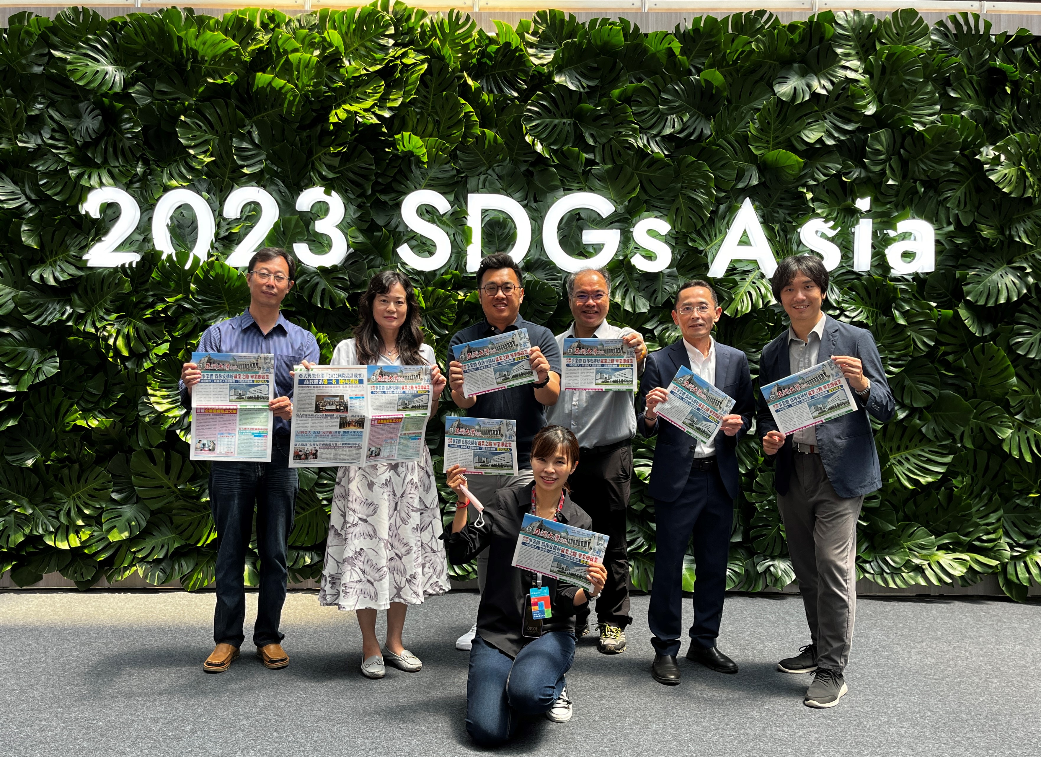 图为(由左而右)亚大李文豪同学、保健系主任李明明、产学长王昭能、食安中心主任蒋育铮、创新育成中心主任林盈利、商应系陈政焕老师、助理黎宛婼(前排)，在「亚太永续博览会」现场合影。