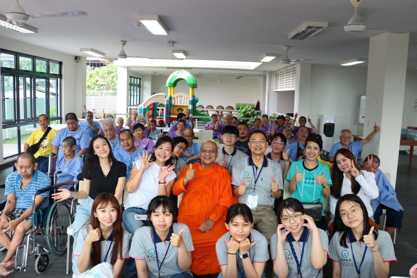 圖為亞大參訪團領隊、教務長林君維(2排右3)和同學，與Ti-Ranata Welfare Institute創辦人Datuk Dr. K. Dhammaratana(2排右4)、院內長輩合影。