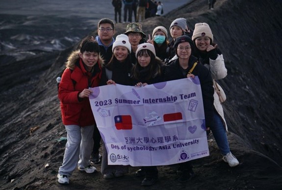 圖為亞大心理系同學到印尼實習，校方特地安排他們到印尼婆羅摩火山登頂。