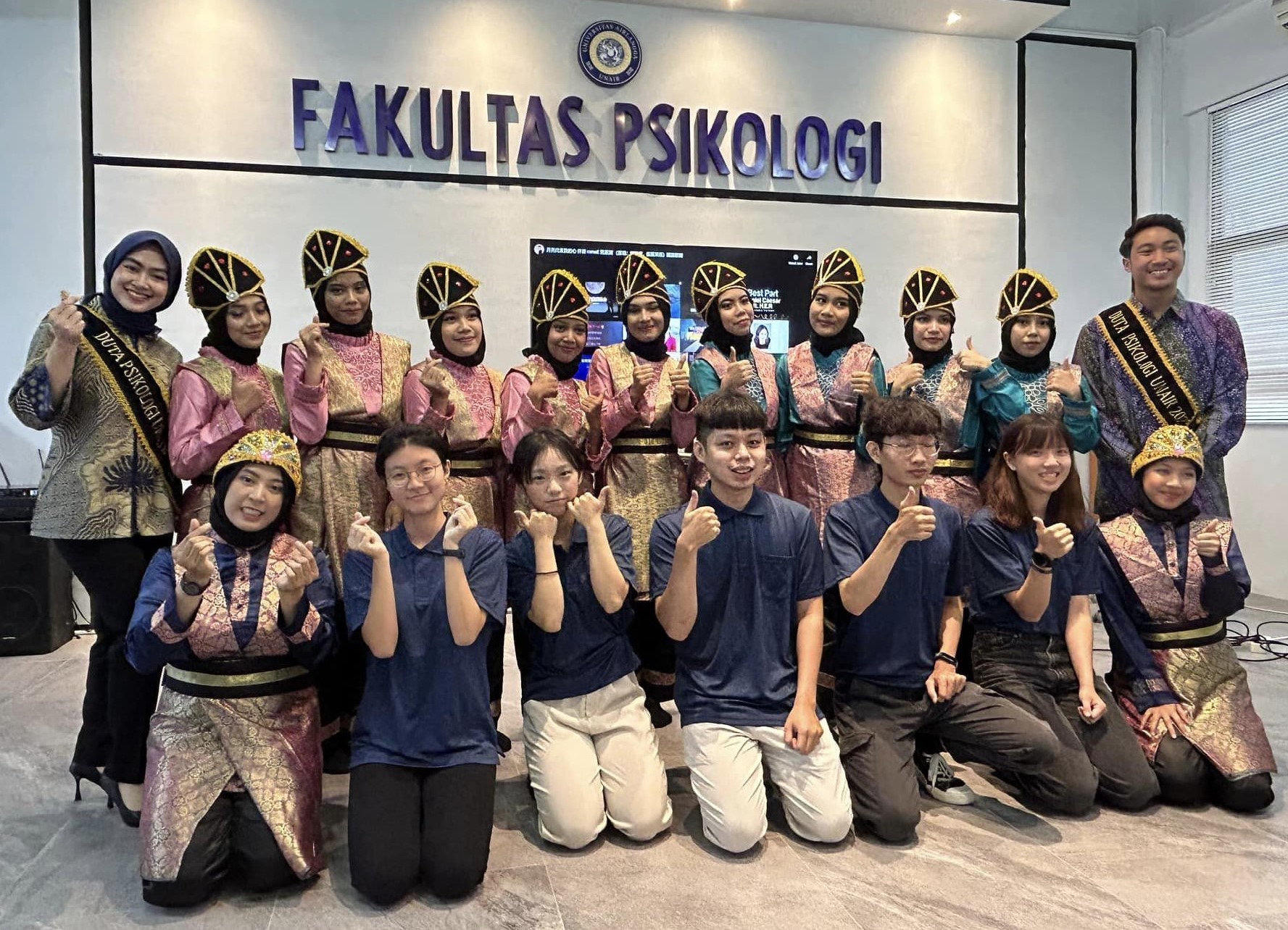 圖為亞大心理系同學到印尼國立艾爾朗加大學實習，當地學生以傳統舞蹈歡迎他們。