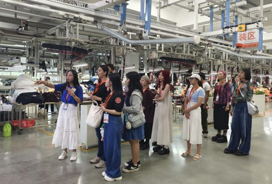 圖為亞大時尚系同學，在361°公司參訪。