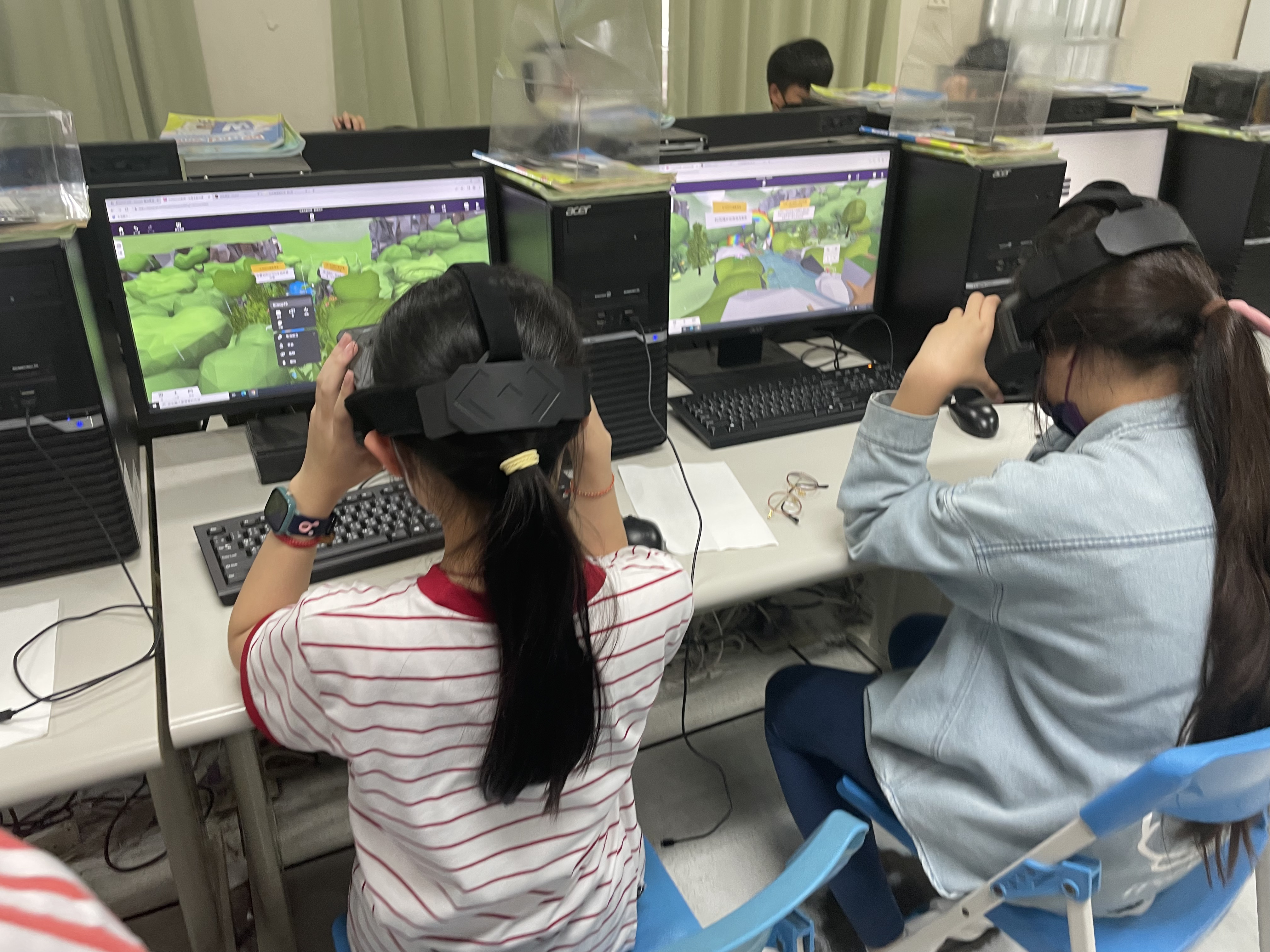 陳政煥老師以「探索元宇宙VR教育中的合作學習」為主軸，獲選國科會「2023新秀學者」。圖為他所指導的學生，正在進行VR合作學習。
