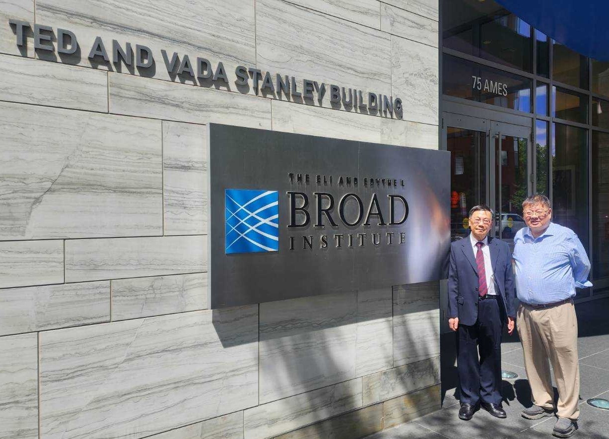 圖為亞大校長蔡進發（左）、資工系講座教授黃光彩於哈佛及MIT共同組成的博德研究所（Broad Institute）大樓前合影。