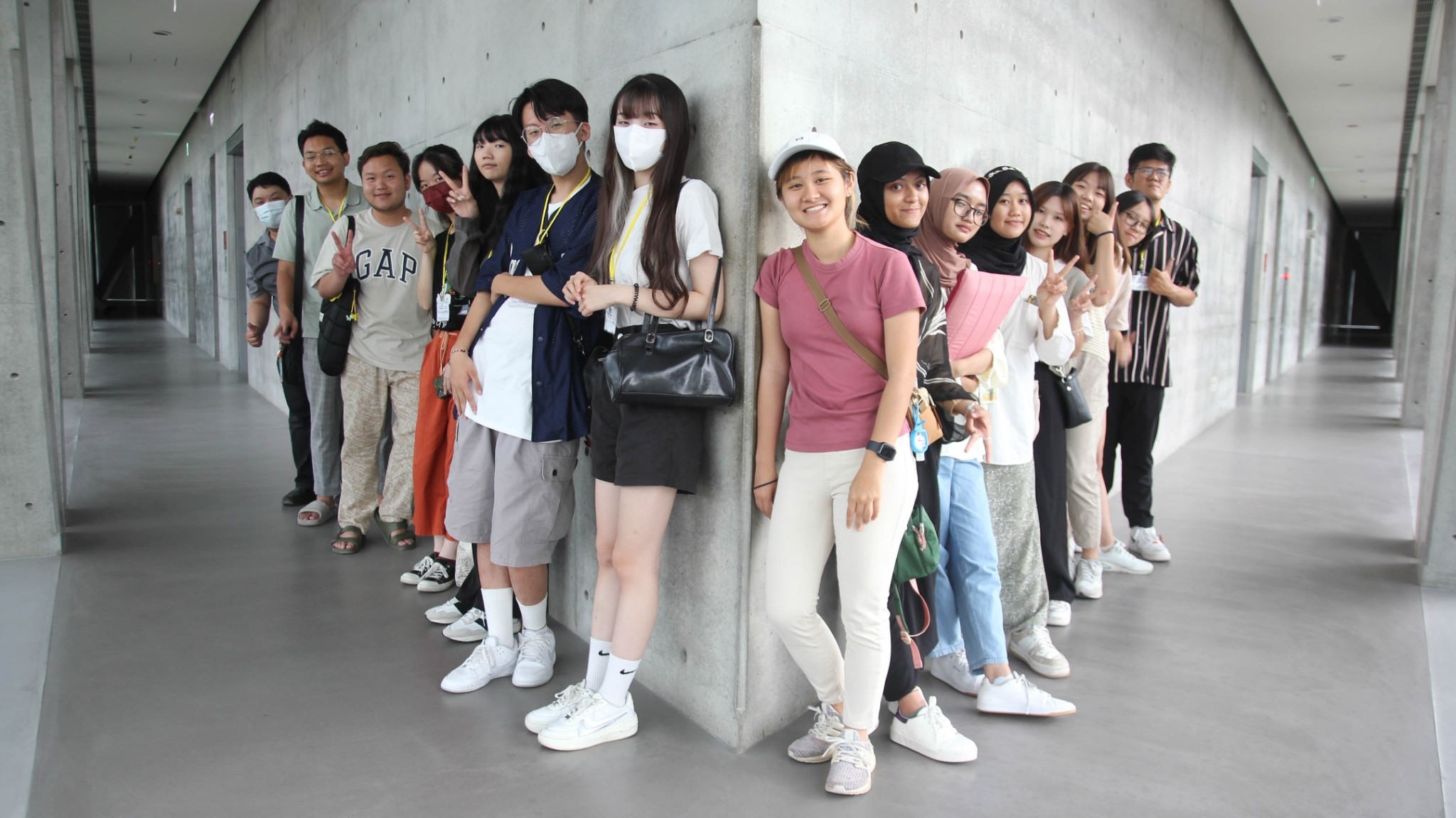 图为亚大社工系营队师生，参访亚大现代美术馆合影。