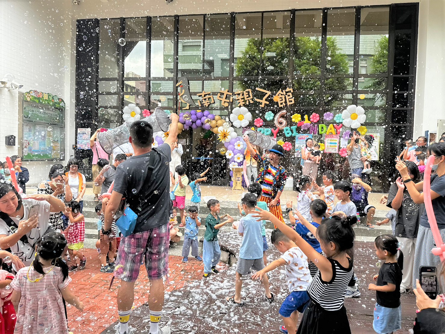 圖為南屯親子館6周年慶、「繽Fun泡泡嘉年華」活動，現場歡笑聲不斷。