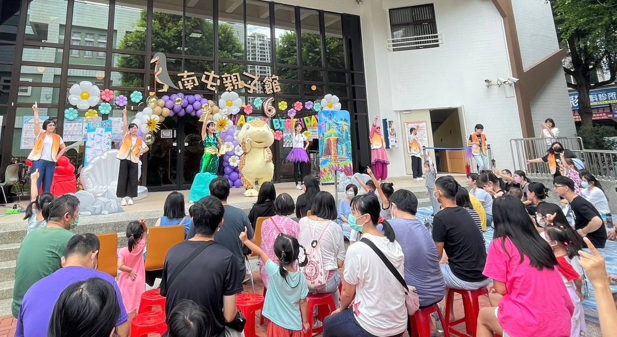 图为南屯亲子馆6周年庆活动，在地吉祥物「穿山甲咖咖」带动唱，不少小朋友跟着起舞。