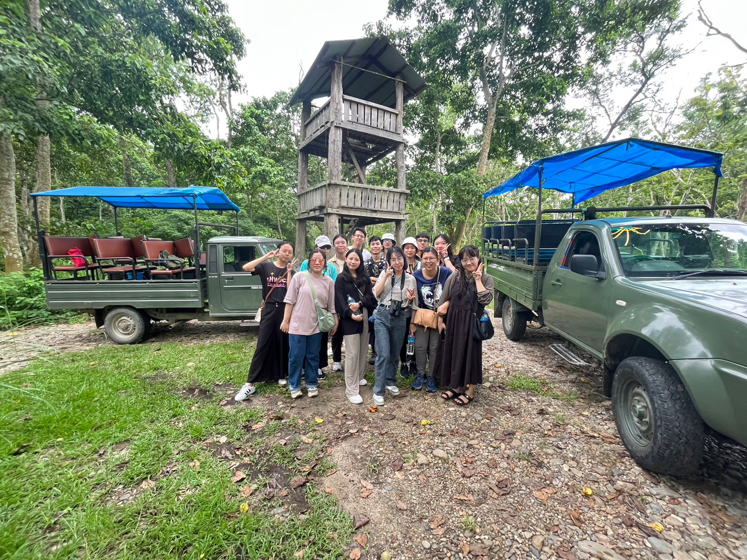 圖為亞大同學搭乘吉普車，進入國家公園內，進行生態導覽。