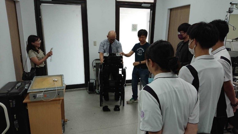 圖為日本順天堂大學物治系齊藤正老師(左2)，在亞大物治系專業教室，體驗操作「外骨骼機器人」。