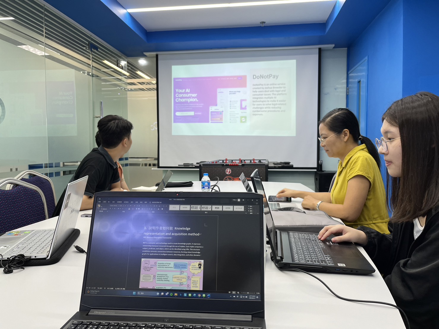 圖為亞大資工系同學，到越南CMC ATI集團研究所實習，向越南教授進行簡報。