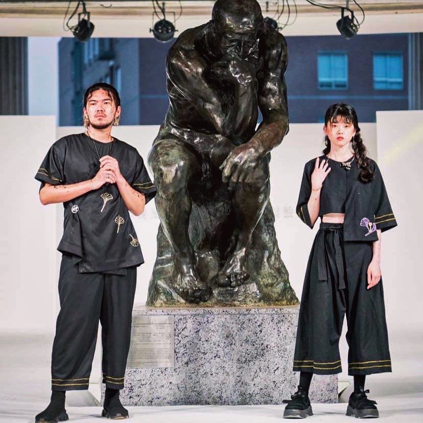 图为亚大时尚系黄国玮同学，以作品《银杏蔓延》，登上「2023 ANGDE亚洲新生代设计展」的「年度100新锐设计师」。