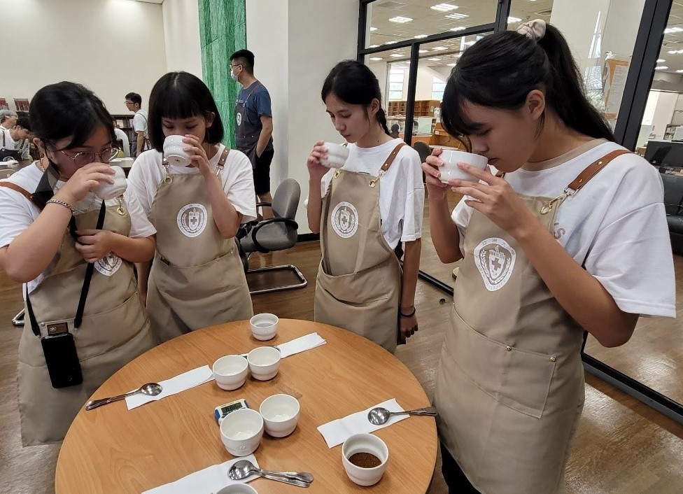 圖為亞大休憩系新生銜接課程，新生學習聞香。