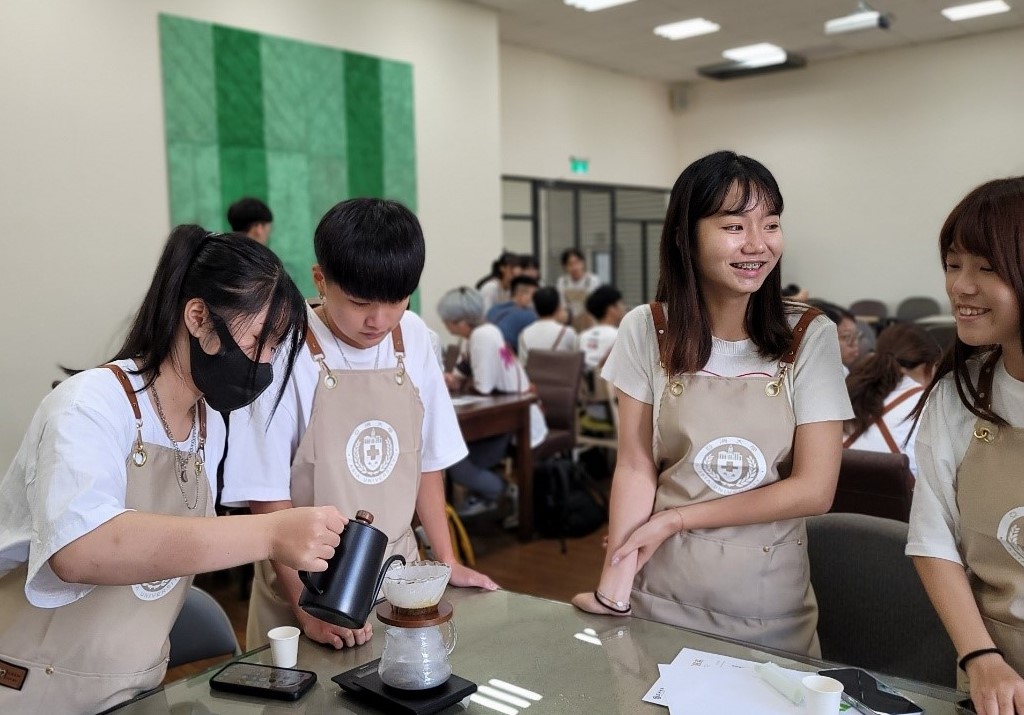 图为亚大休憩系新生衔接课程，新生练习手冲咖啡。