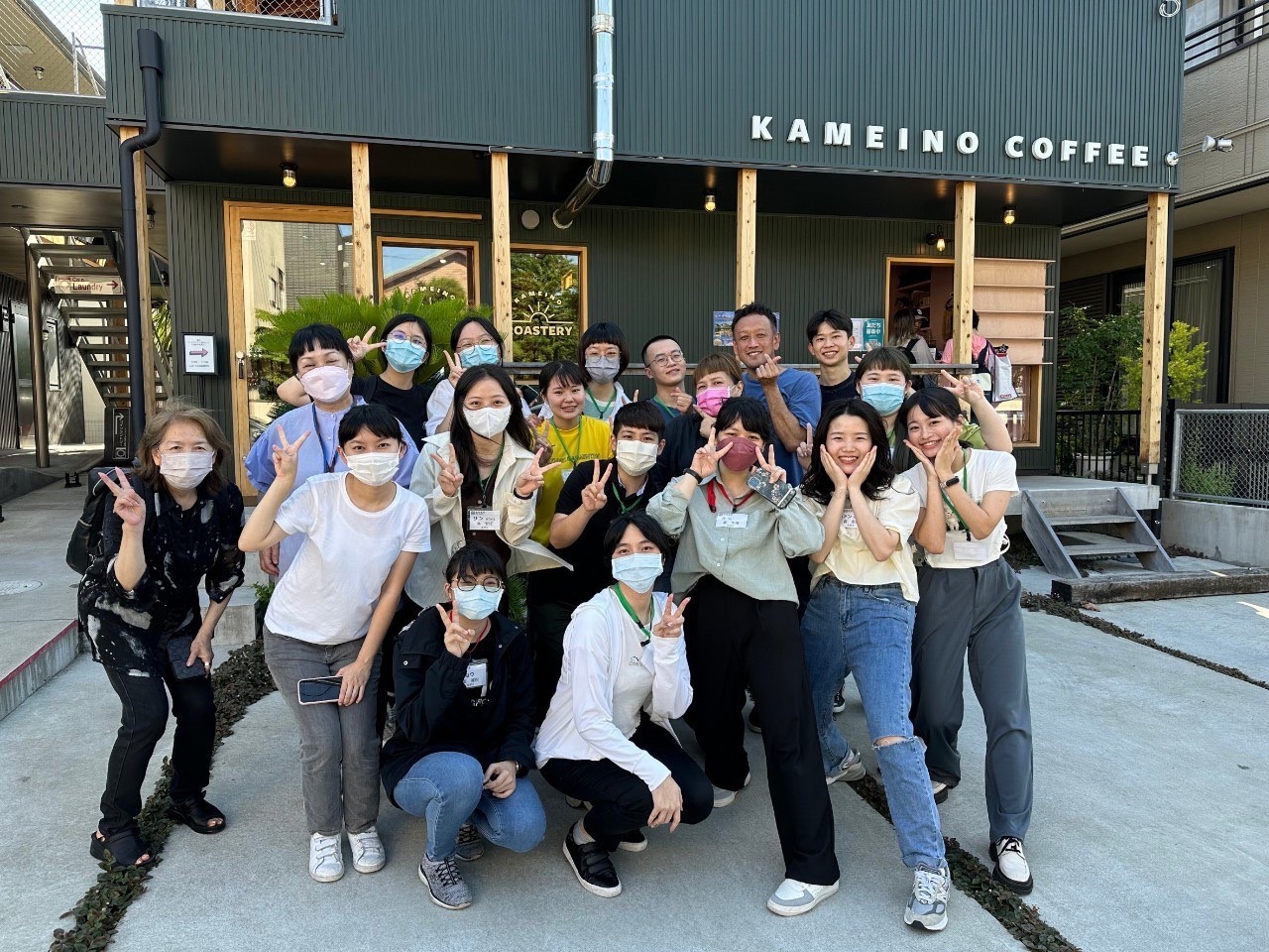 圖為亞大社工系同學，在日本參訪國際知名的「葵照護」組織。