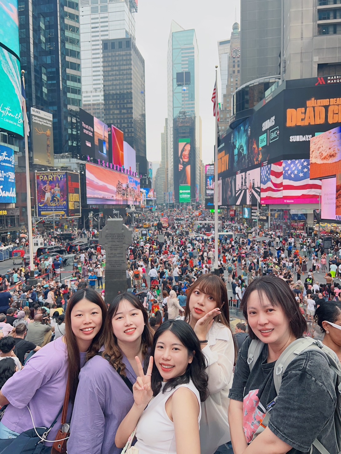 圖為亞大幼教系鄭雅文老師（右1），與幼教系4位同學，利用實習課餘時間，到紐約時代廣場一遊。