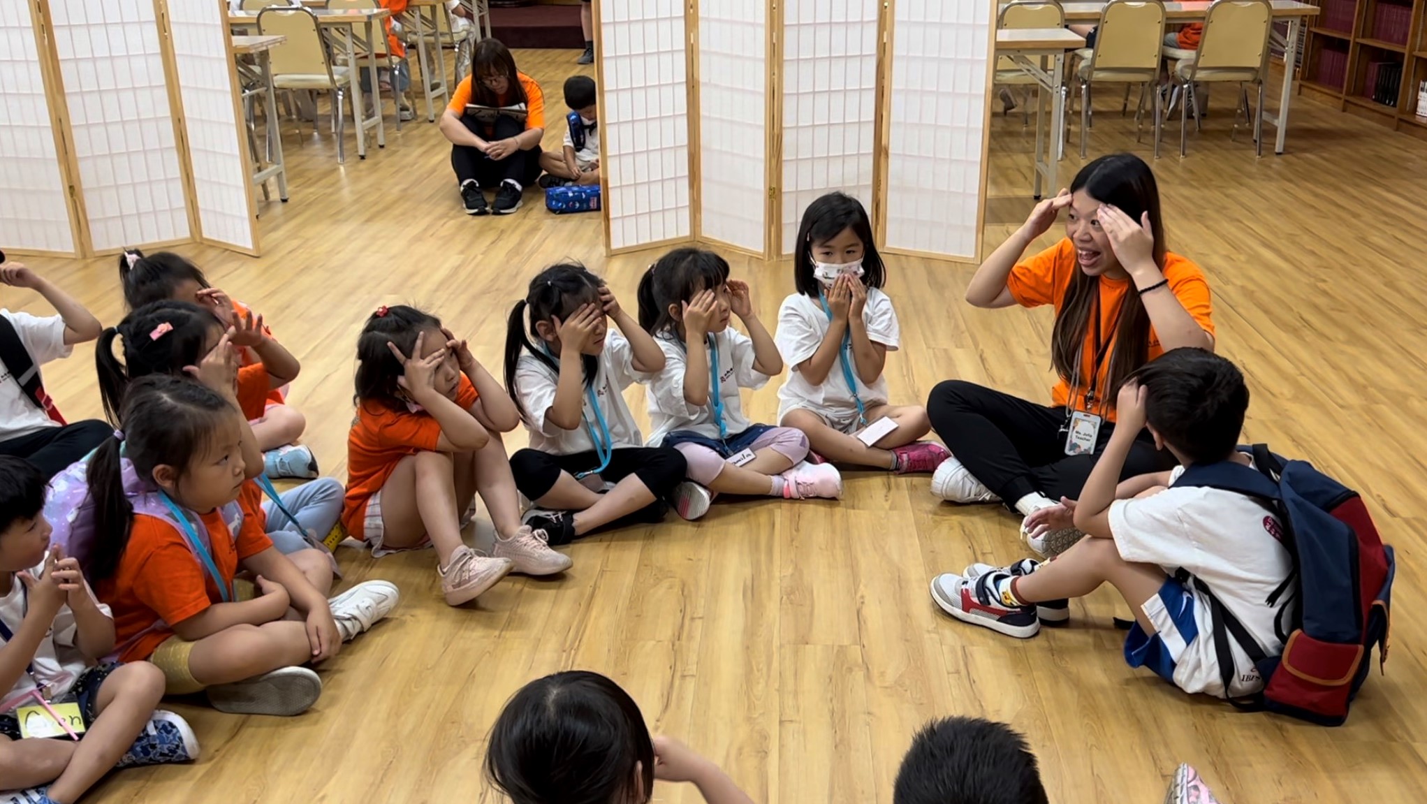 图为亚大幼教系陈又甄同学(右2)，带领幼儿小组团康活动。