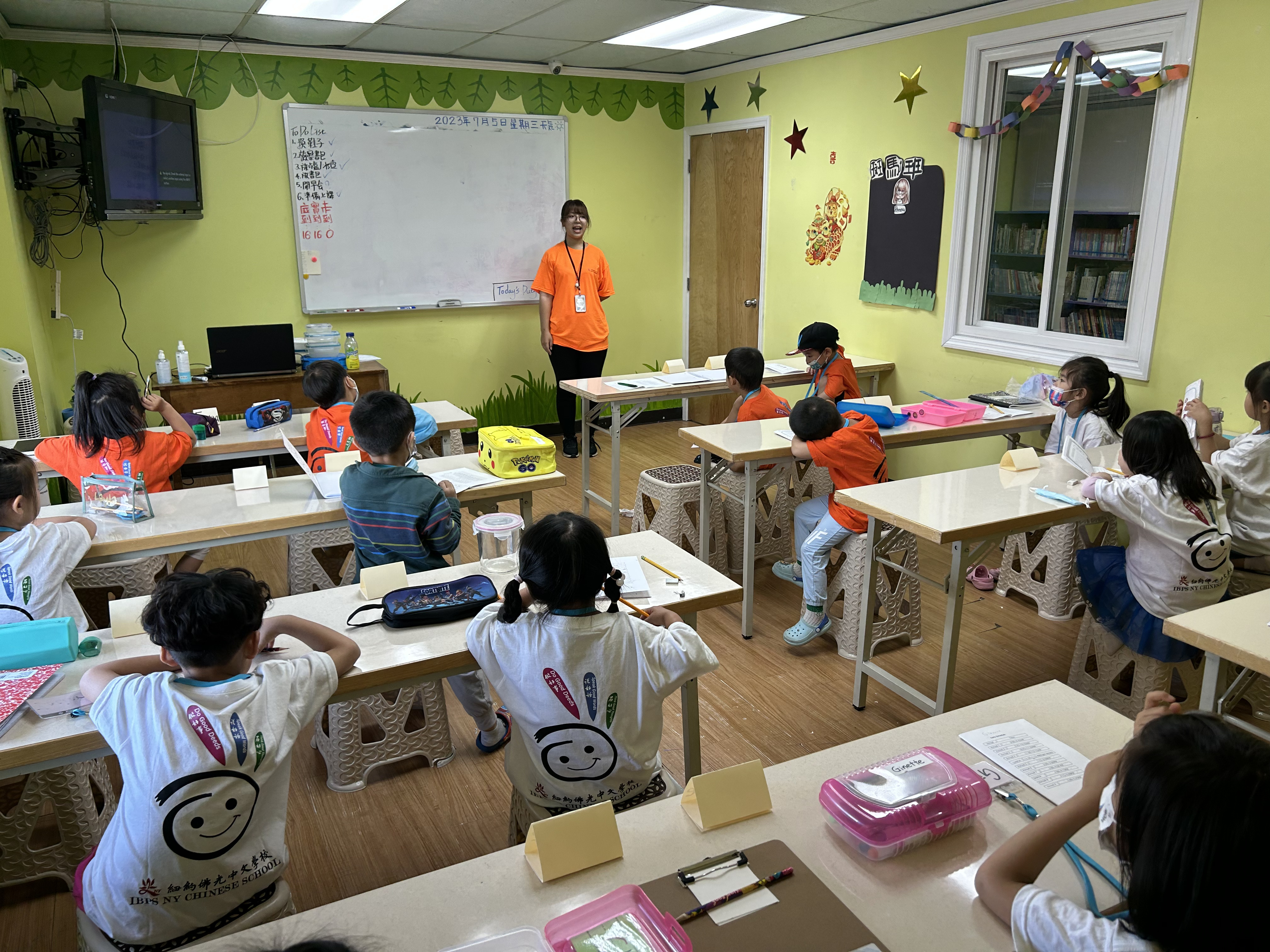 圖為亞大幼教系沈家妙同學，在佛光山人文中文學校班級中，教導小朋友中文課程。