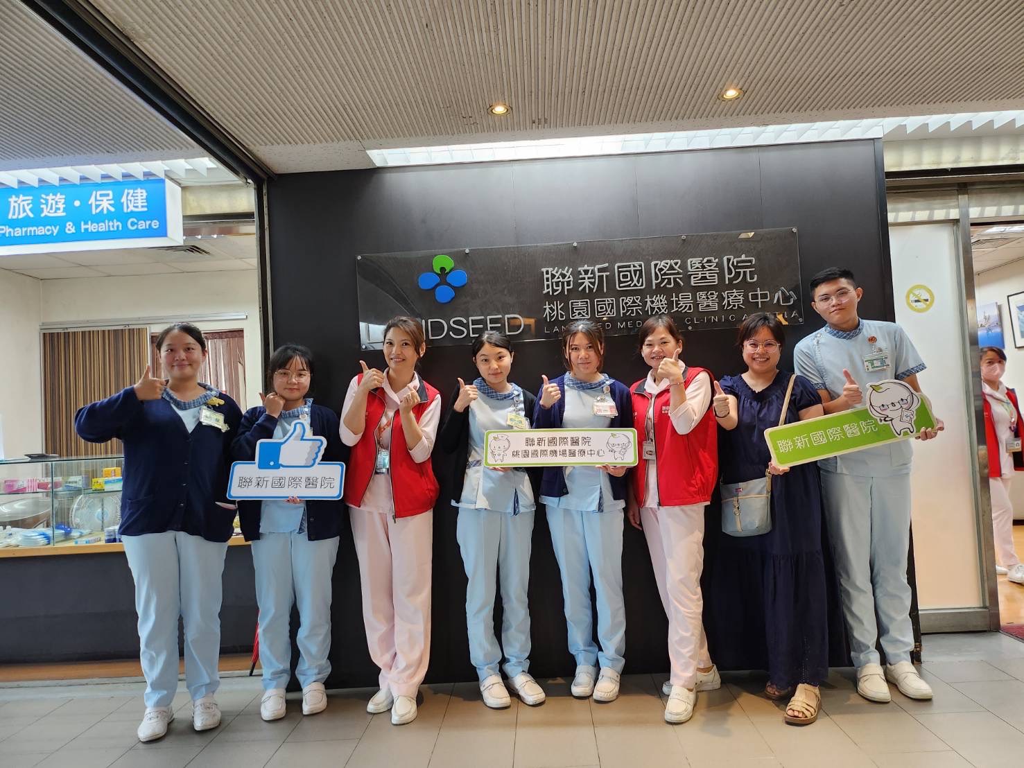圖為亞大護理系同學，在桃園國際機場醫療中心實習，與該中心護理主任蕭玉鳳(左3)、護理長張雅萍(左6)合影。