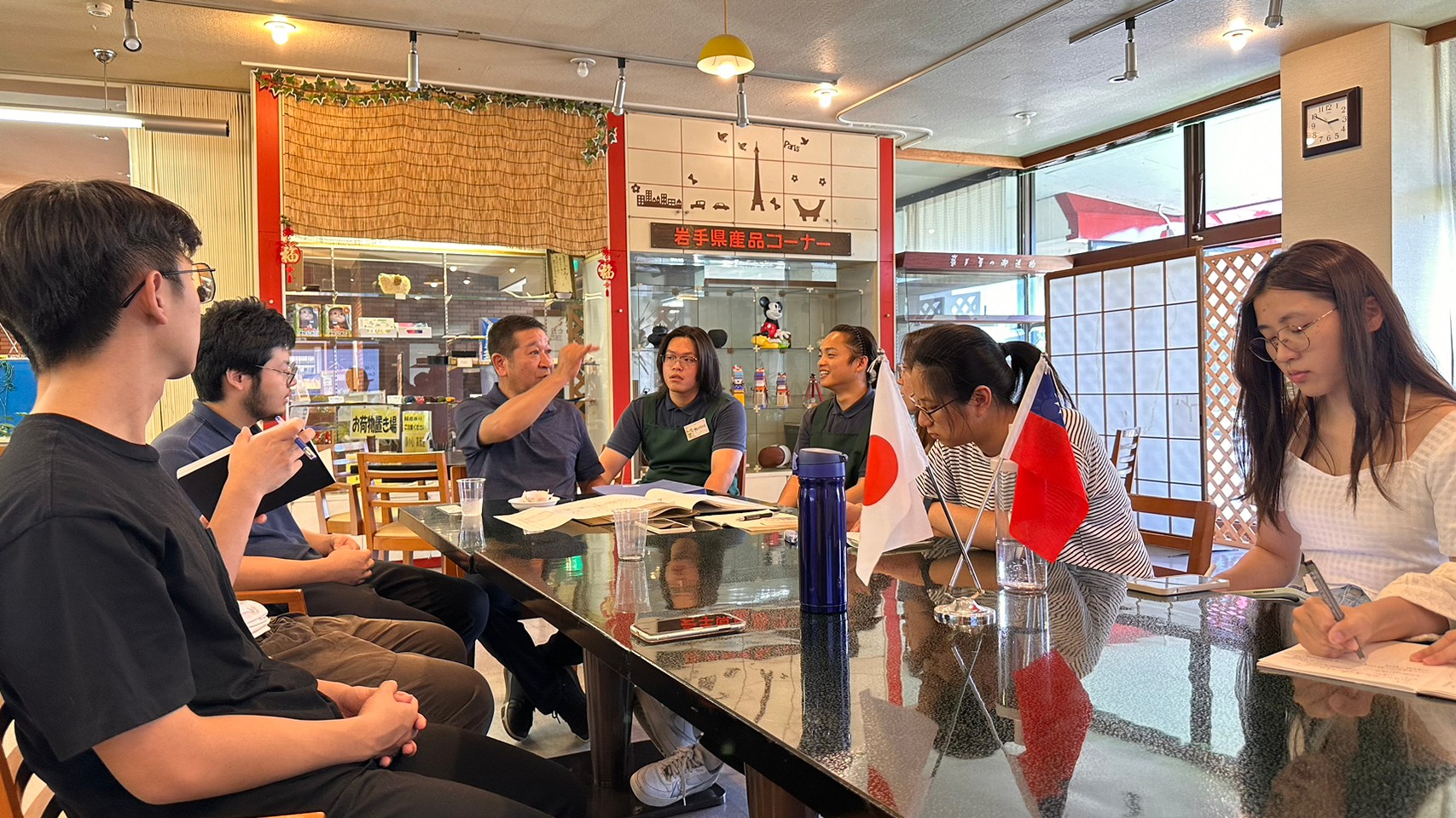 图为亚大室设系同学，与日本朝阳温泉饭店总经理工藤正人(左3)，讨论设计。