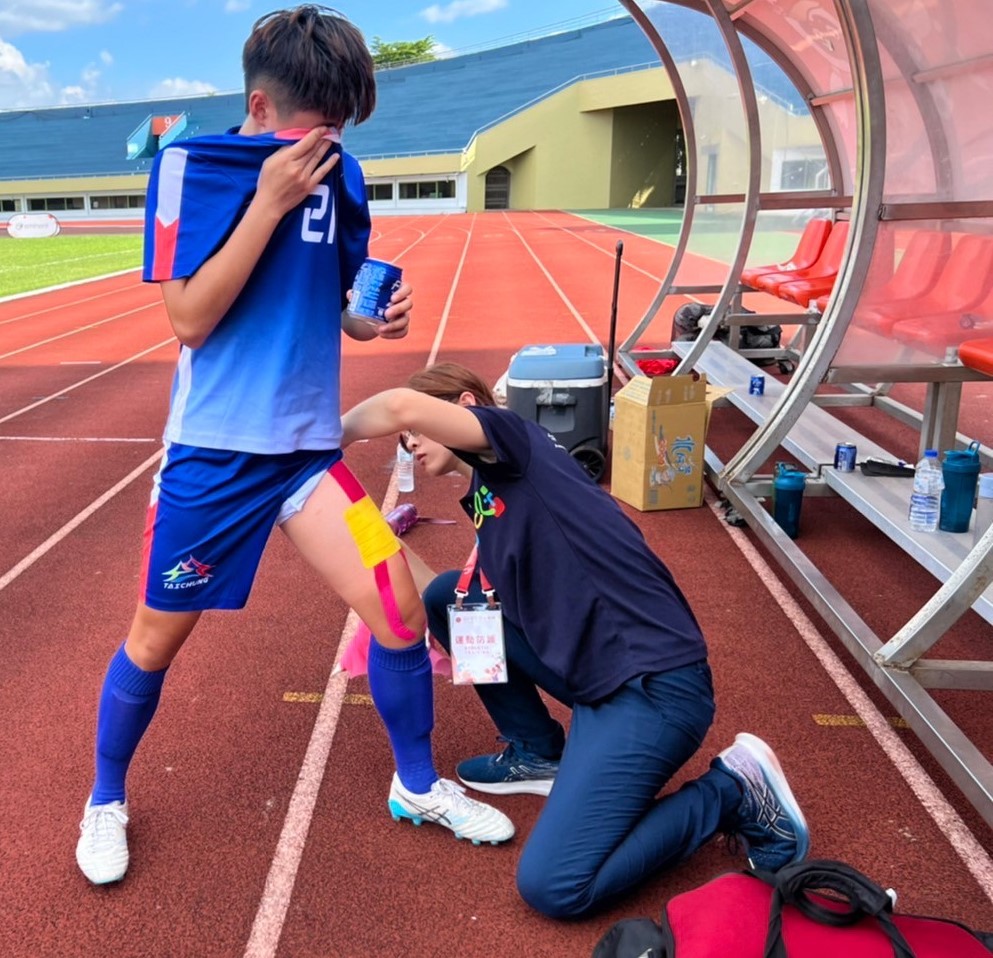 圖為亞大物治系李茵老師，在全運會比賽期間，協助選手進行緊急處置。
