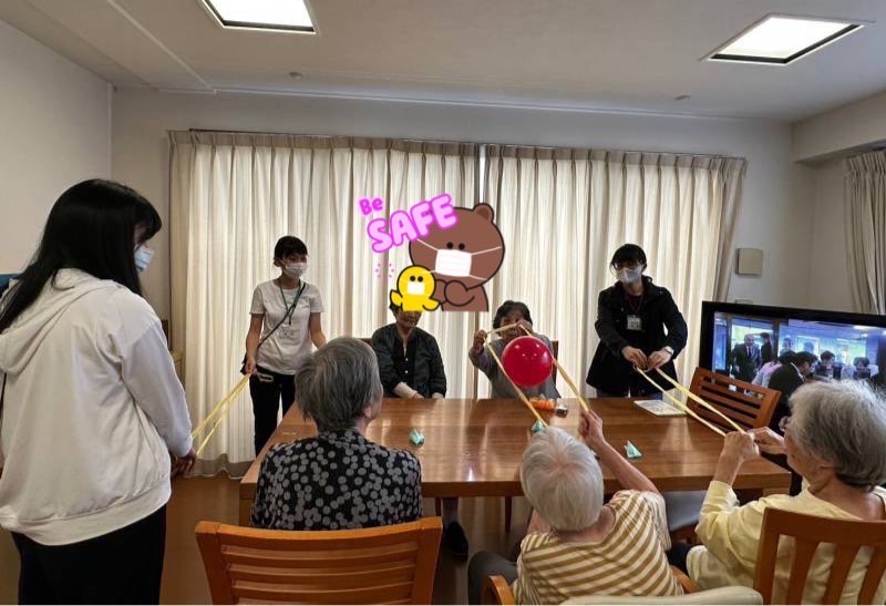 圖為亞大護理系同學，參與日本本鵠沼團體家屋活動。
