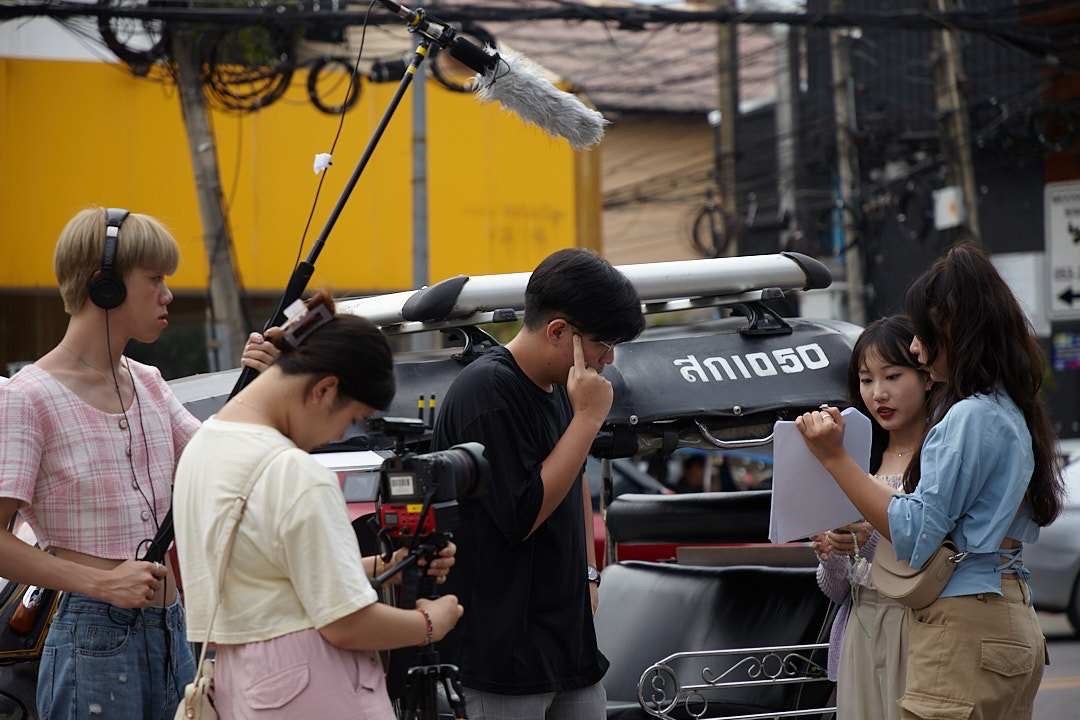 圖為亞大資傳系同學，在泰國拍攝微電影，認真投入各項工作。