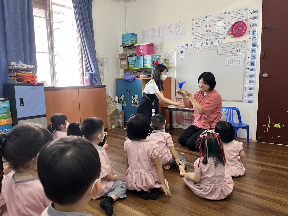 图为亚大幼教系同学，在马来西亚实习时，教导台湾夜市文化。