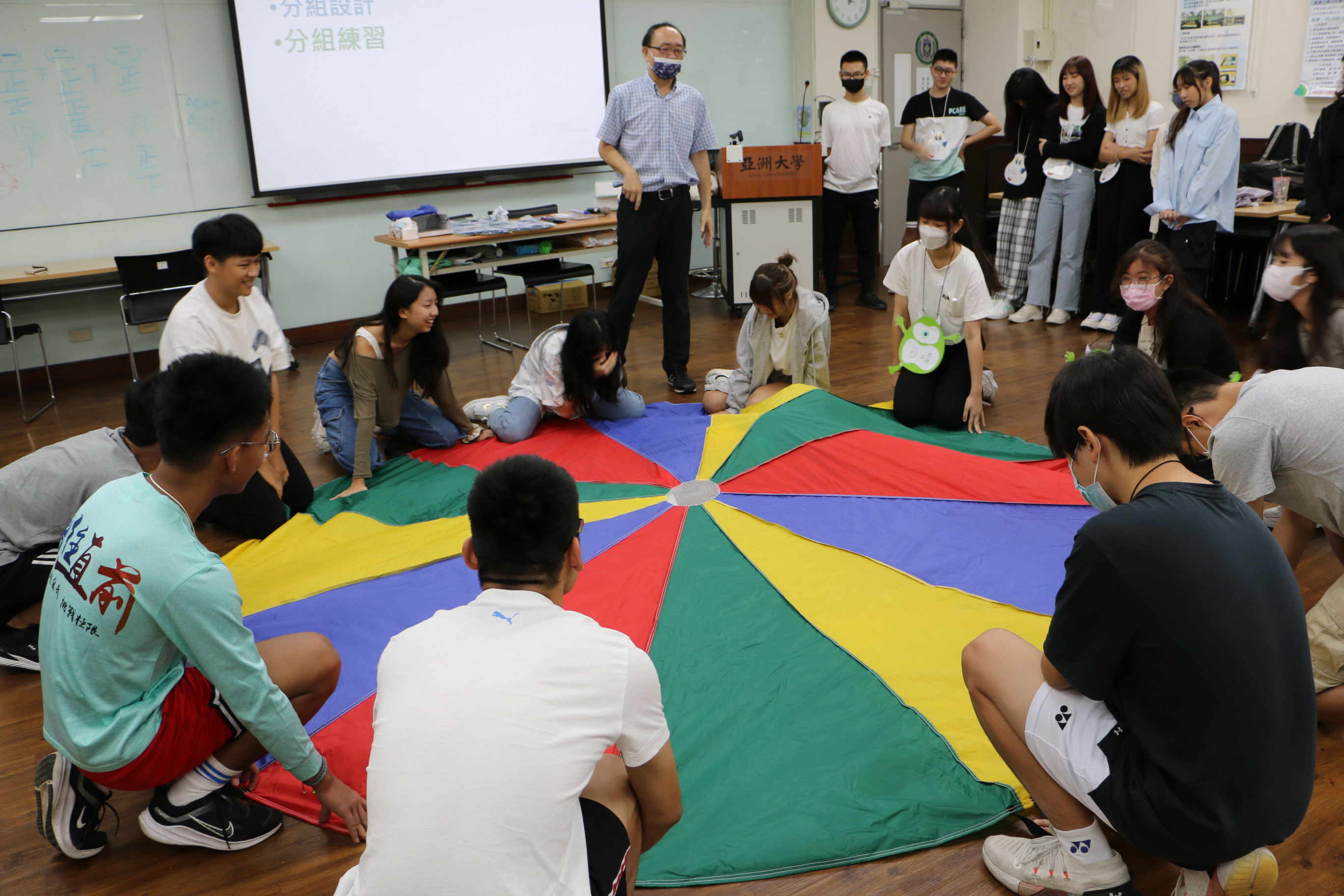 圖為亞大職治系暑期高中生營隊活動，學員參與團體治療體驗。