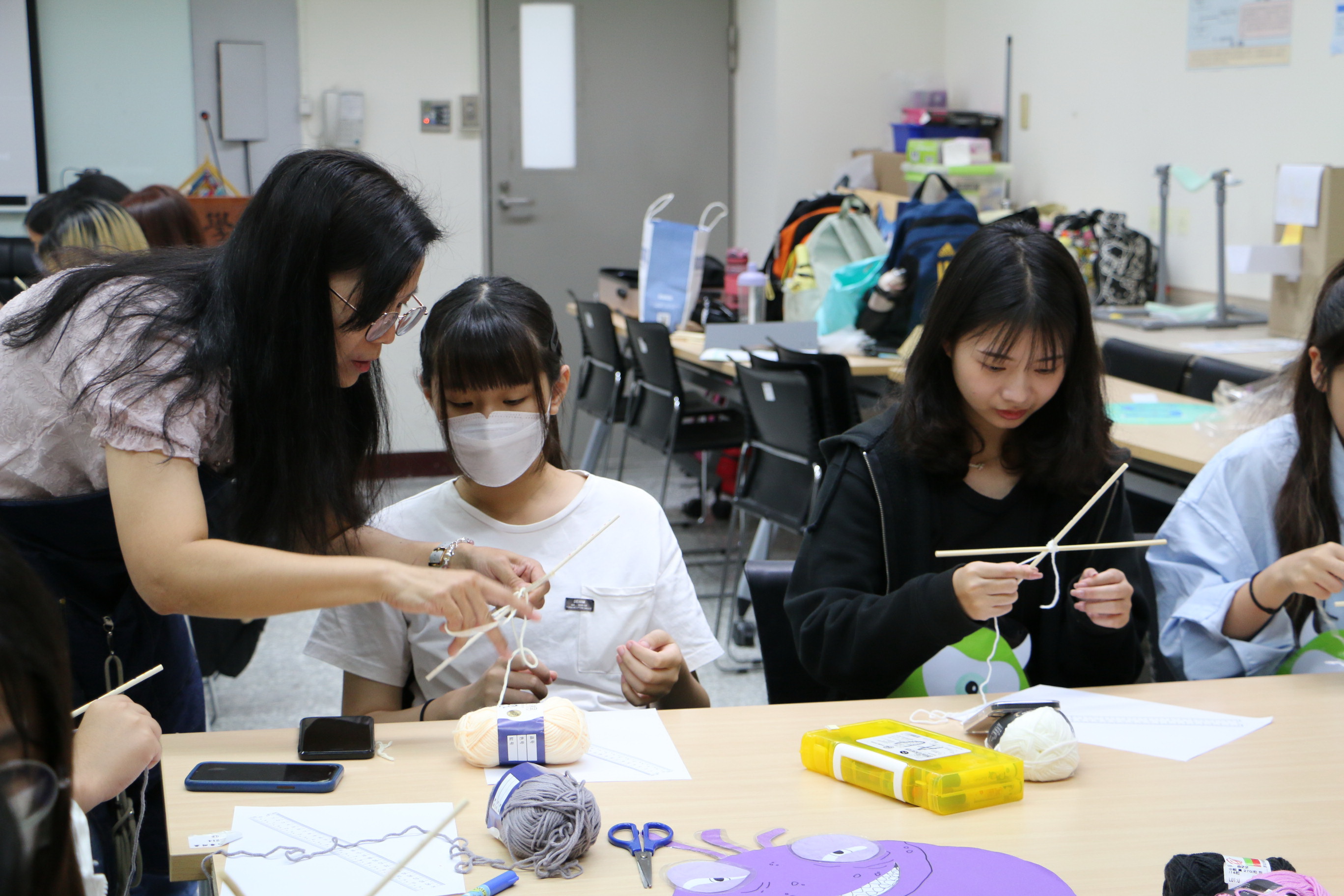 圖為亞大職治系暑期高中生營隊活動，學員參與手工藝治療體驗。