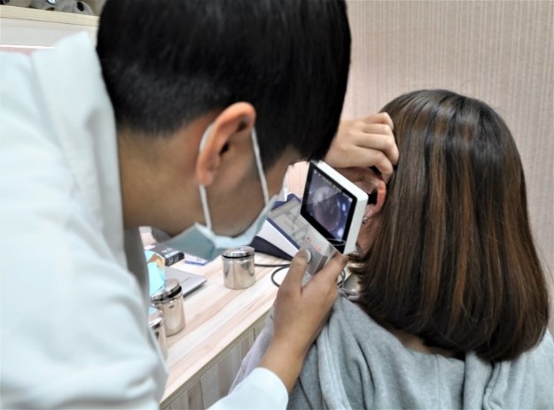 亞大聽語系的聽力師、語言治療師國考通過率亮眼，圖為同學練習耳鏡檢查實作。