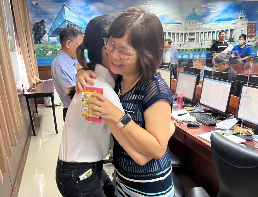 图为亚大护理学院长吴桦姗(右)，与同学开心拥抱。