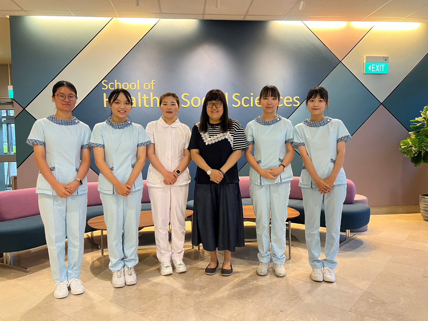 圖為亞大護理系同學，在新加坡實習時，由靖永潔老師(右3)帶隊，進行臨床情境模擬教學演練。
