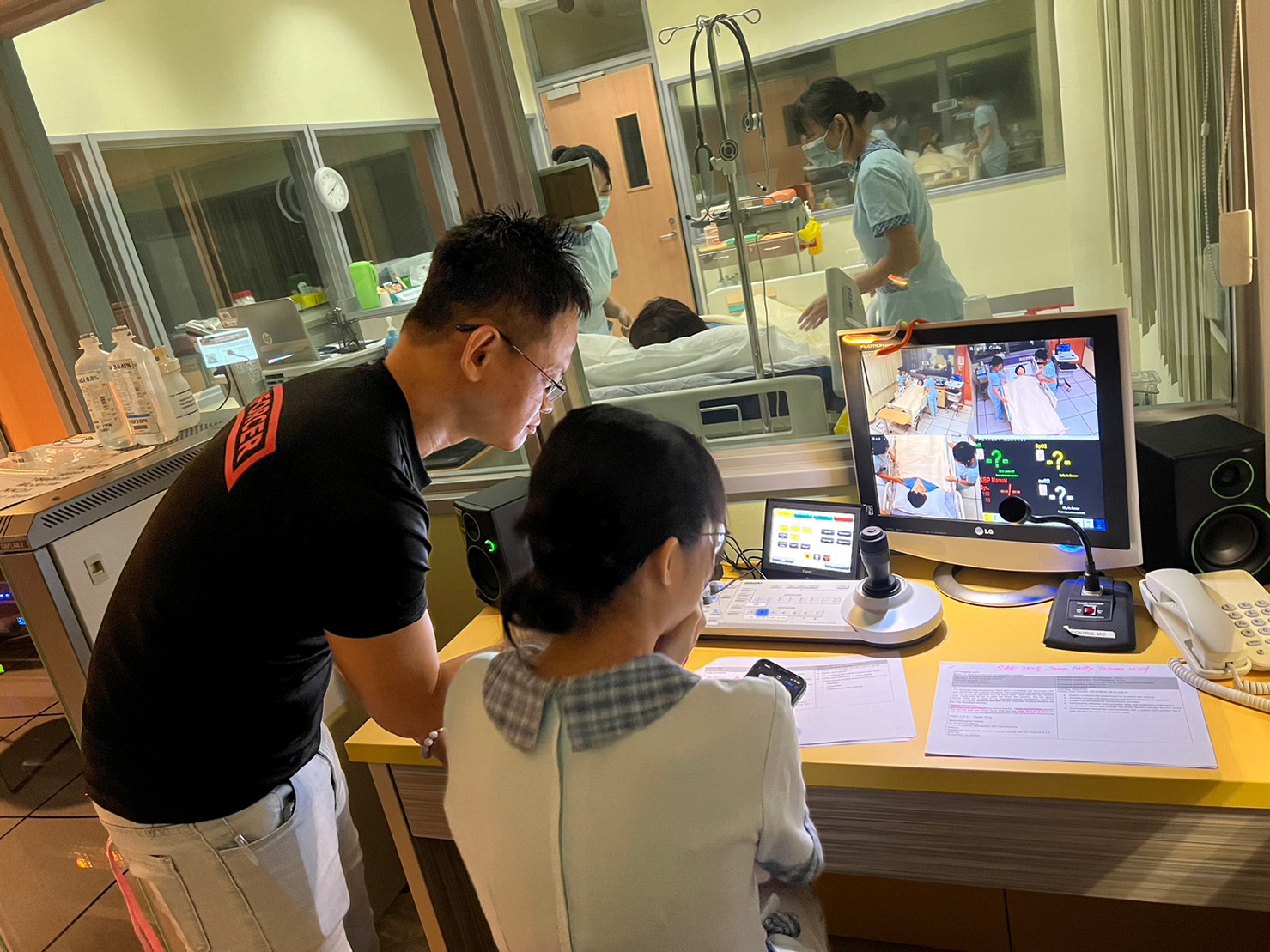 圖為亞大護理系同學，在新加坡南洋理工學院實習時，與當地同學一起進行臨床情境模擬教學演練。