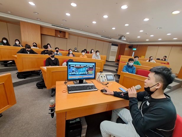 圖為亞大財法系職涯講座,邀請校友鄭閔元分享考取地政士的準備。