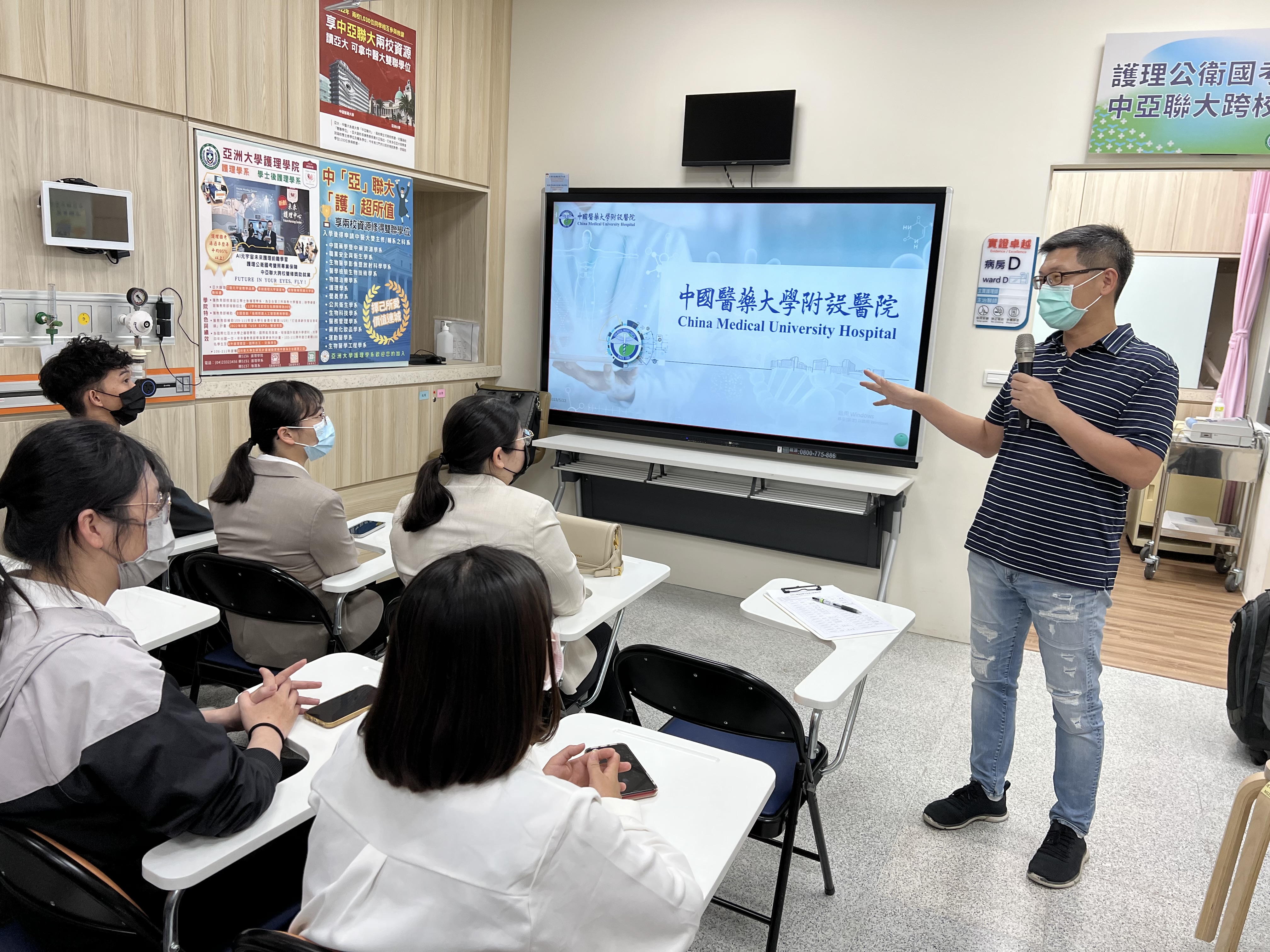 圖為亞大護理系舉辦職涯講座活動，邀請中醫大學附設醫院護理部許原山督導(右)，解析醫院護理人員薪資福利。