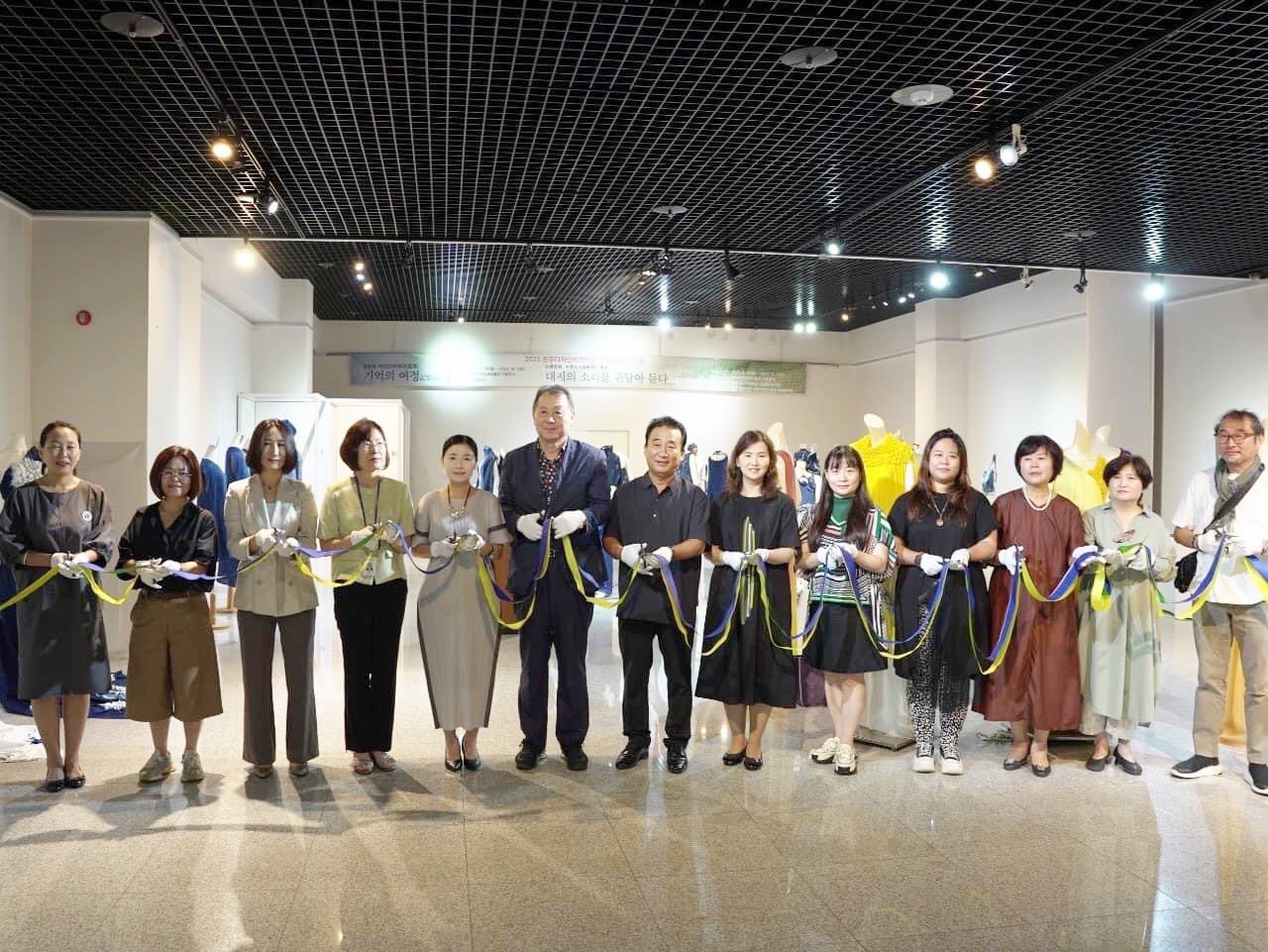 圖為亞大時尚系主任林青玫(左5)，在韓國「2023光州設計雙年展國際特展」開幕式剪綵。