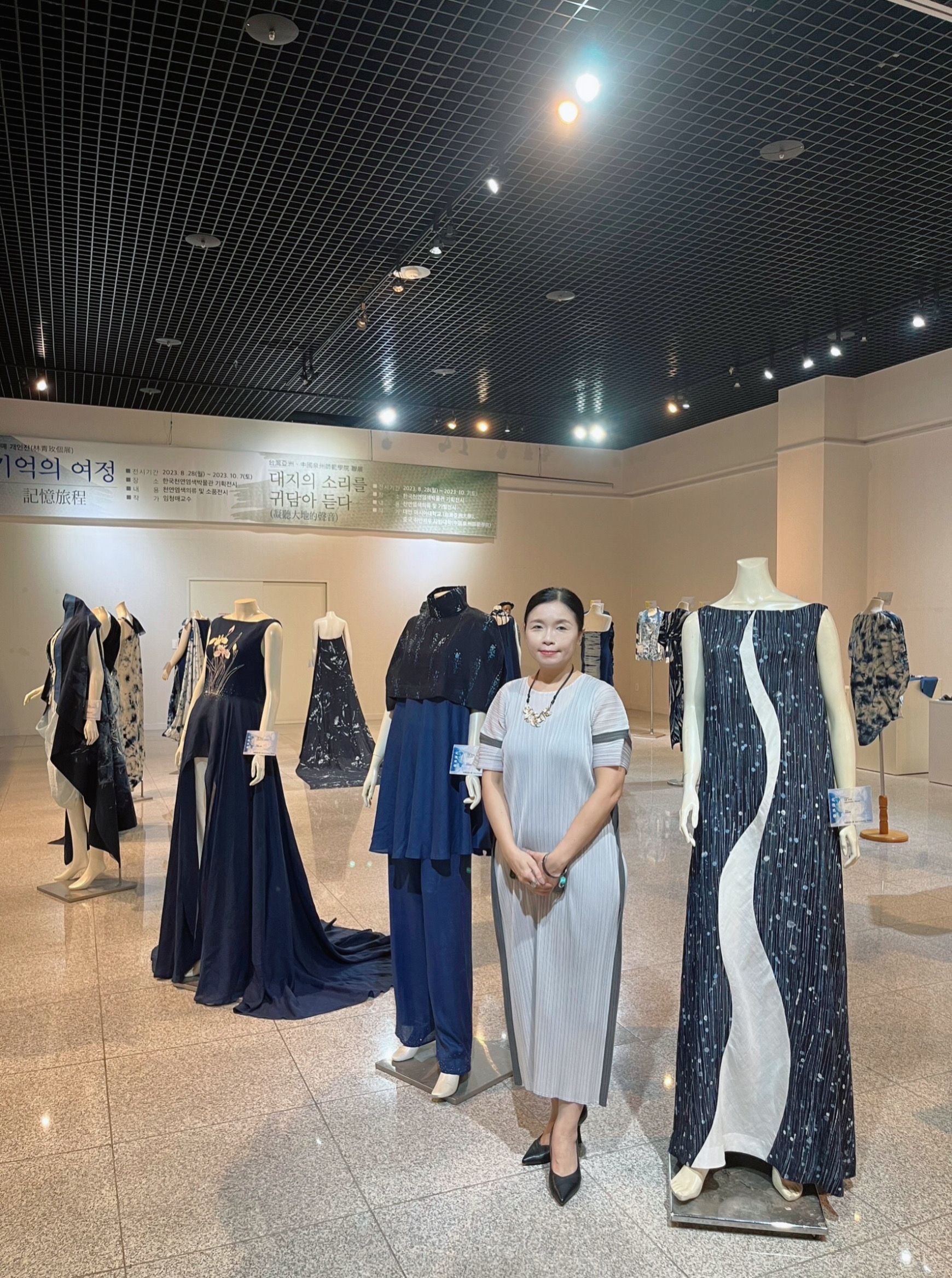 圖為亞大時尚系主任林青玫，擔任「記憶旅程」服創設計展策展人。