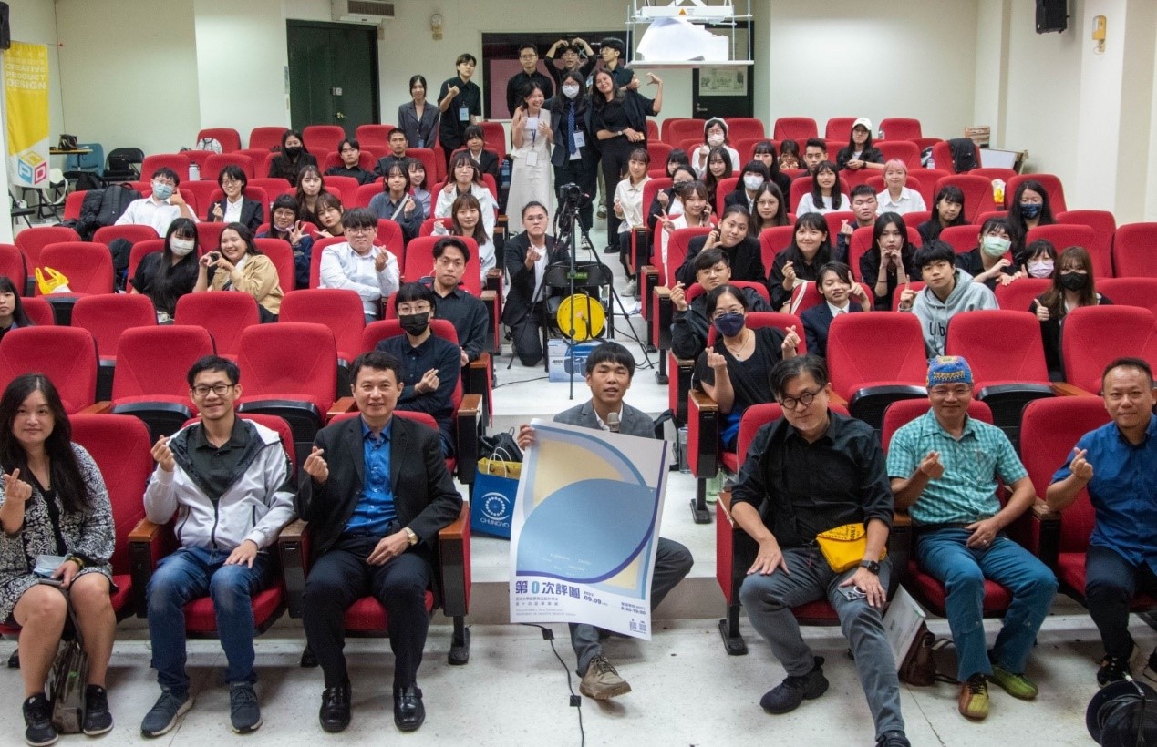圖為亞大商品系第14屆畢業專題日間部評圖活動合影。
