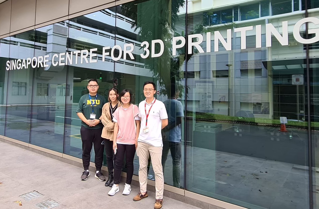 圖為(由左至右)亞大生醫系廖昱翔、張宜丹、葉明臻同學與新加坡南洋理工大學Ng Wei Long教授，在新加坡3D列印中心前合影。