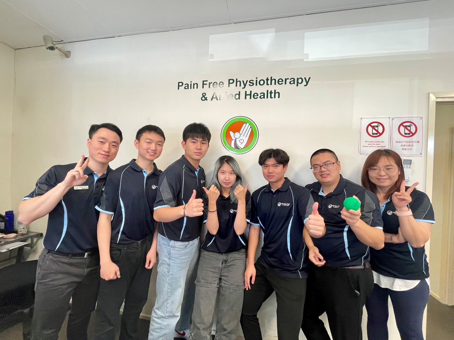 圖為亞大物治系同學,與澳洲布里斯本「無痛物理治療及聯合健康治療所」治療師合影。