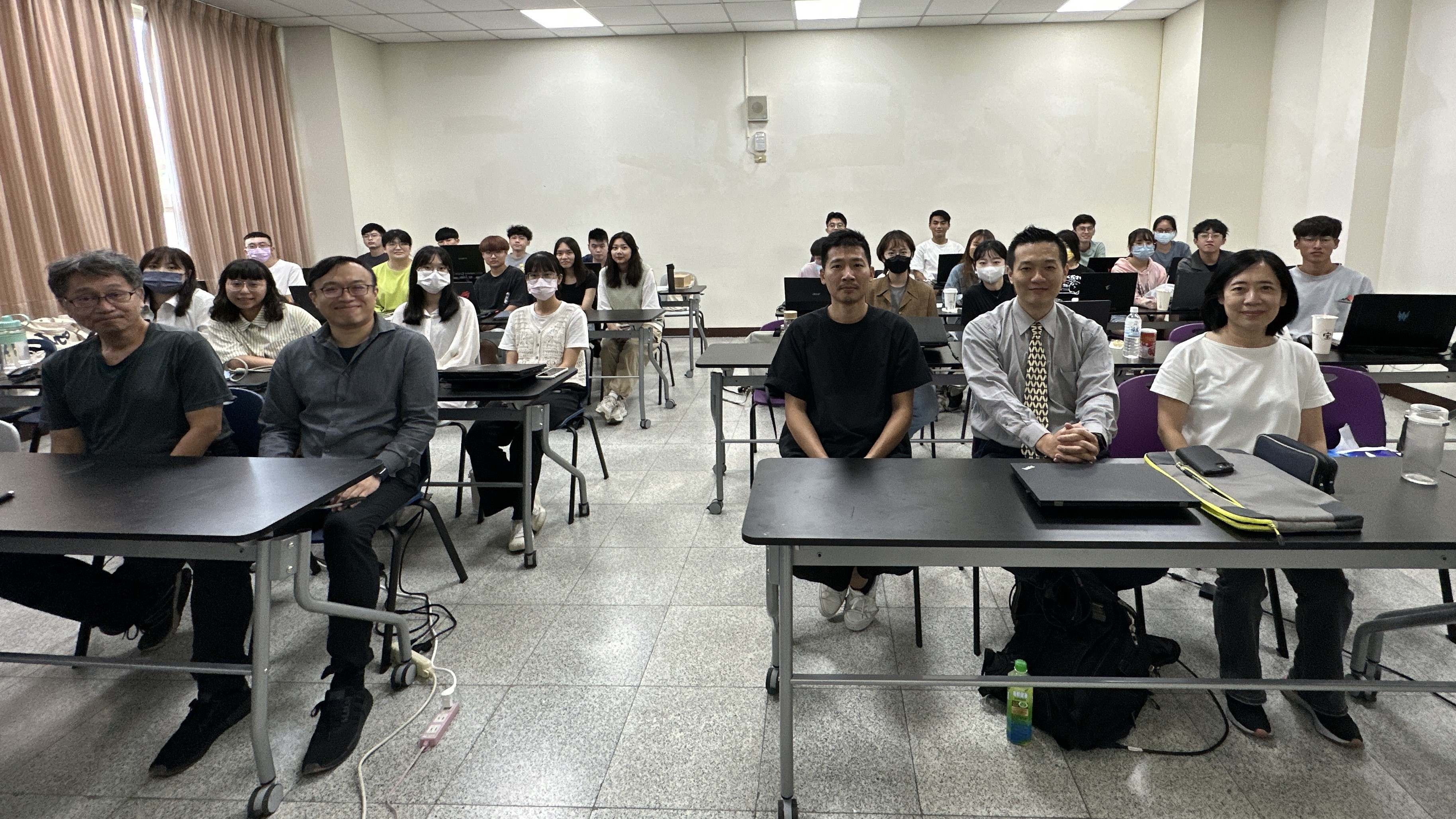 圖為亞大執行「偏鄉AI雙語學伴培育計畫」,「AI衍生設計工作坊」(前排由右至左)亞大林佳慧老師、朝揚科大吳昱洲老師、朝揚科大方俊傑老師、東海大學劉英彥老師、北科大退休老師陳誌誠,和參與師生合影。