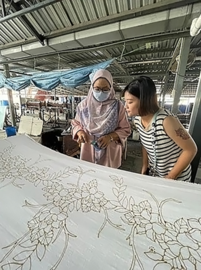 圖為亞大時尚系同學,在馬來西亞實習期間,到檳城喬治市參訪傳統蠟染。