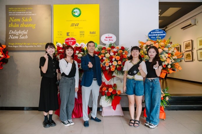 圖為亞大時尚系同學，在越南實習期間，由業師Pham Huyen Kieu教授(中)帶領，到多家商場現場考察。
